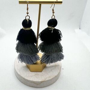 🍭4/$20 Black and gray ombré fringe tassle dangle earrings